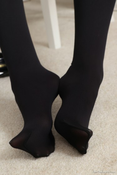 Lauren Louise Takes Off Her Stockings And Teases With Her Feet 4