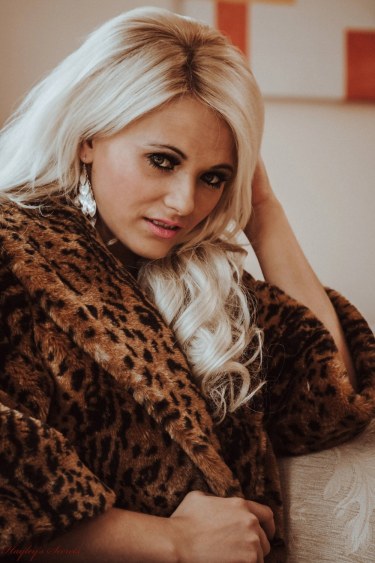 Emma Lou In Modern Chic 1