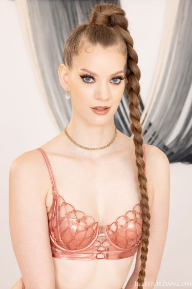 Elegant Lingerie Babe Erin Everheart 5