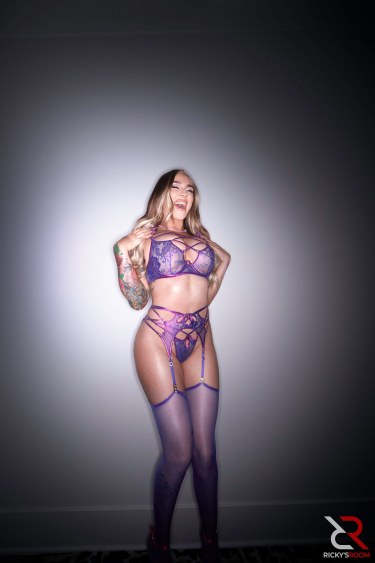 Busty Lingerie Babe Kendra Sunderland 3