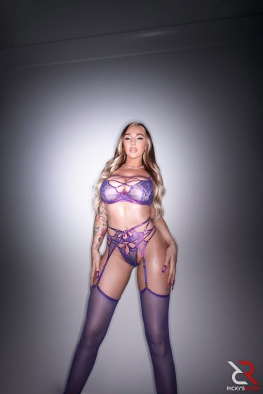 Busty Lingerie Babe Kendra Sunderland 4