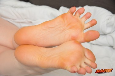 Sonia Harcourt Shows Her Bare Feet 12