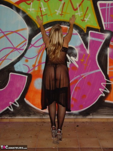 Graffiti Lady In Black With Sweet Susi 3