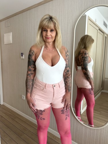 Inked Milf In Hot Pink Shorts And Stockings 1