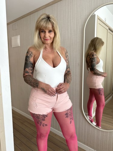 Inked Milf In Hot Pink Shorts And Stockings 4