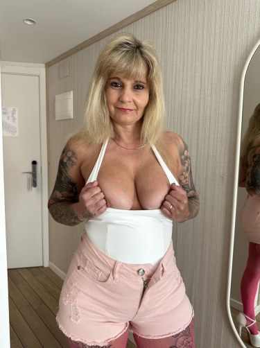 Inked Milf In Hot Pink Shorts And Stockings 5