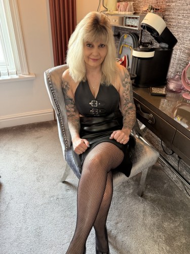 Inked Milf In Leather Skirt And Fishnet Stockings 3