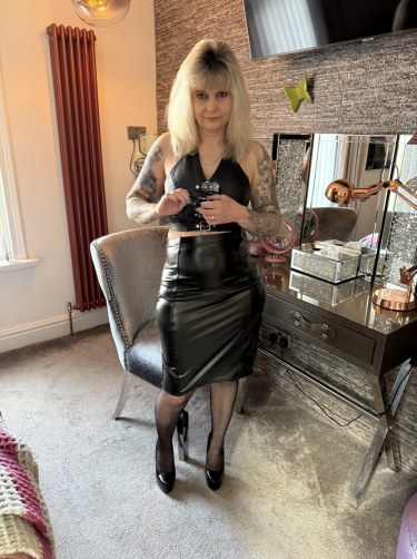 Inked Milf In Leather Skirt And Fishnet Stockings 5