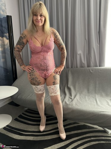 Inked Milf In Pink Set With Sexy White Stockings 1