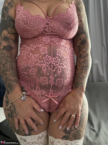 Inked Milf In Pink Set With Sexy White Stockings 2