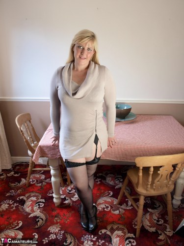 Samantha Housewife In Stockings 5