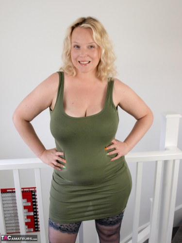Sindy Bust In Tight Green Dress 1