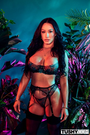 Jennifer White In Lingerie And Stockings 1