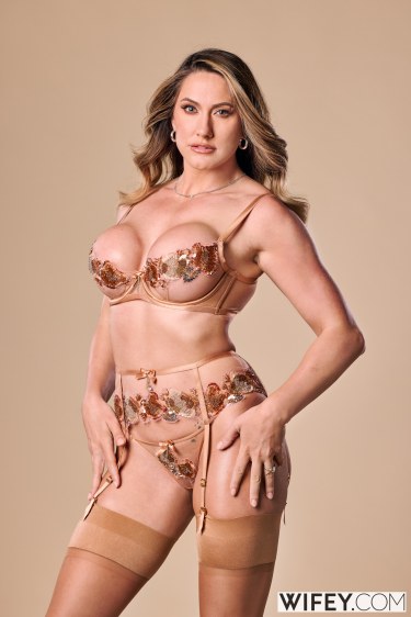 Beautiful Lingerie Milf Summer Starz 1