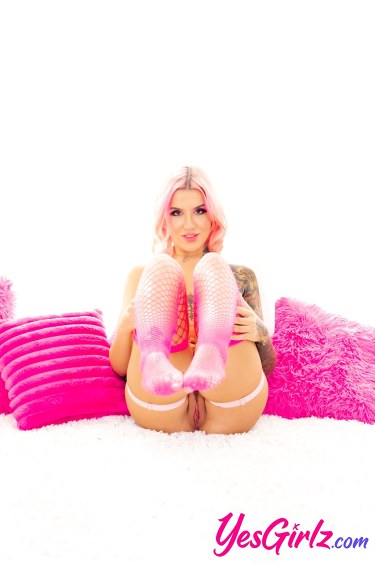 Luna Legend In Fishnets And Heels 8