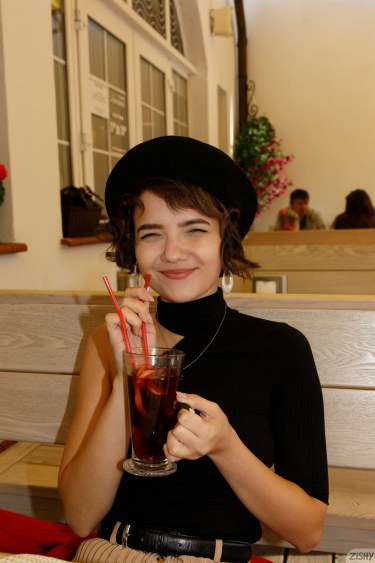 Victoria Minina In Cafe Society 1 10