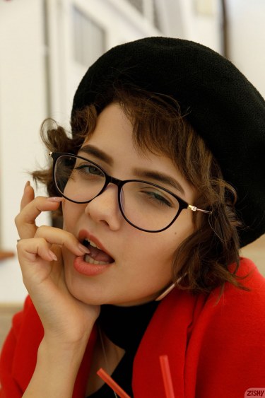 Victoria Minina In Cafe Society 1 8