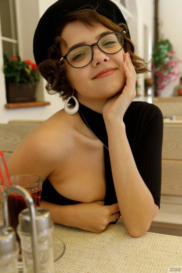 Victoria Minina In Cafe Society 1 9