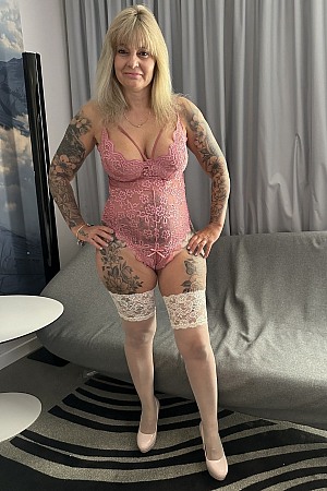 Inked Milf In Pink Set With Sexy White Stockings