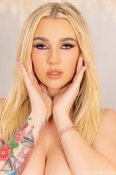 Kendra Sunderland In Lingerie And Stockings 9