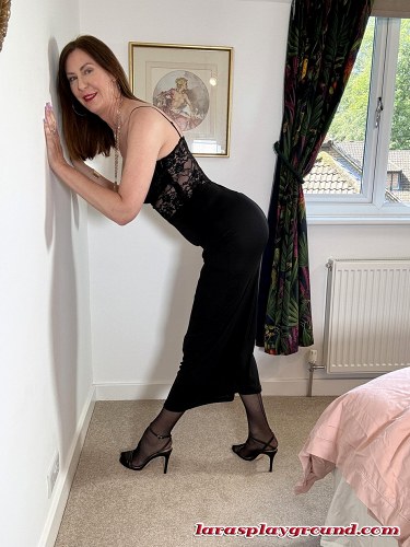 Horny Mature Lara Pleasures Her Hairy Pussy 1