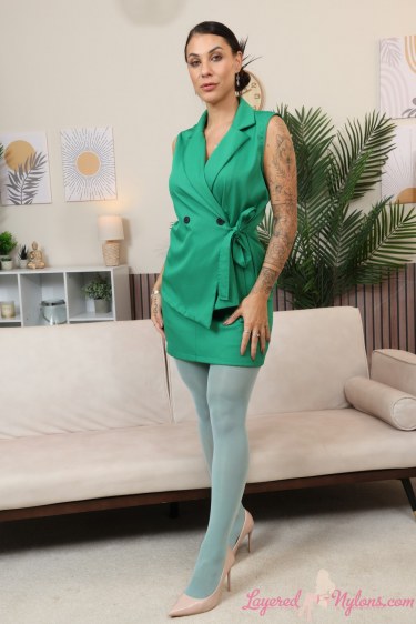 Roxy Mendez In White And Green Nylons 2