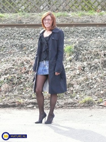 Amateur Milf Getting Wet 1