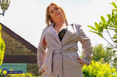 Curvy Milf And Her Satisfyer 1