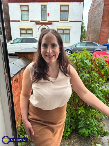 Curvy Milf Housewife Working At Home 1