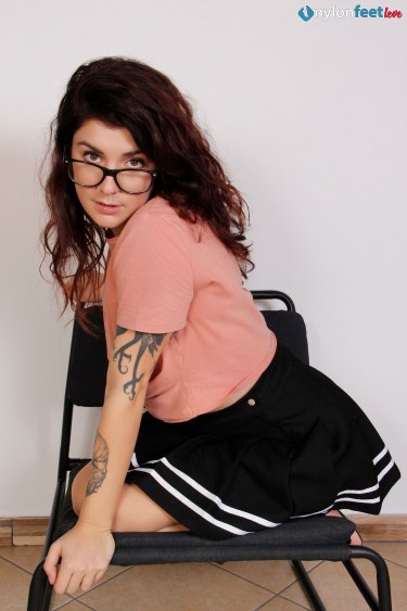 Lauretta In Glasses Shows Her Feet 8