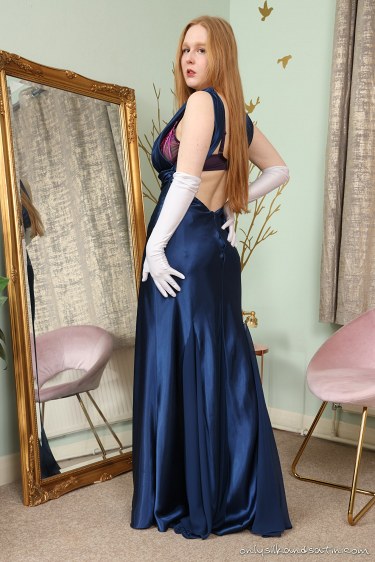 Aurora Phoenix In White Stockings And Gloves 2
