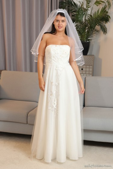 Kelsey Takes Off Her Wedding Dress 1