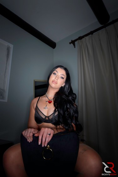 Holly Day Shows Her Sexy Curves 10