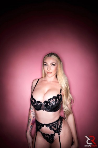 Kendra Sunderland With Alex Jones 2