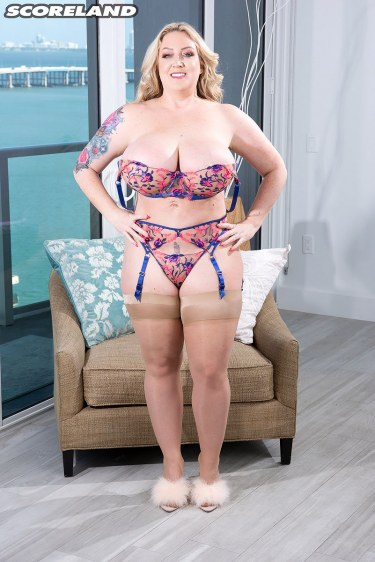 Holly Wood Comes To Give You Wood 6