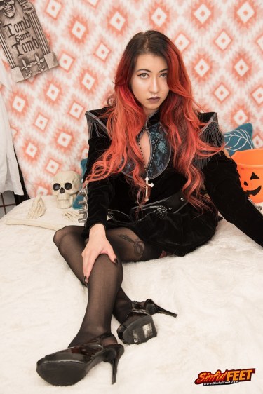 Kerr Shows Her Bare Feet 1