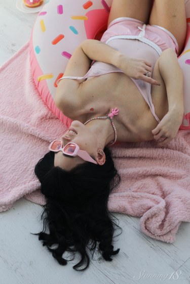 Swimming Circle With Dily 6