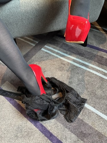 Inked Milf In Black Lingerie And Hot Red Heels 11