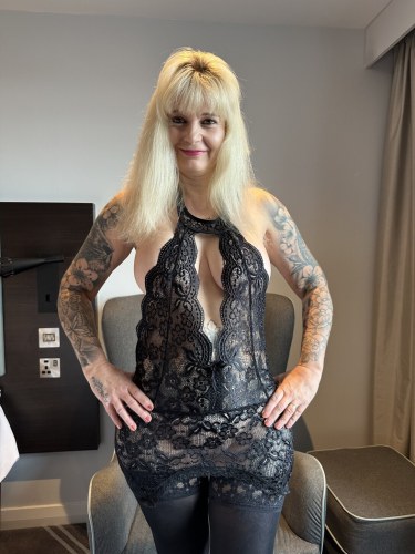 Inked Milf In Black Lingerie And Hot Red Heels 2