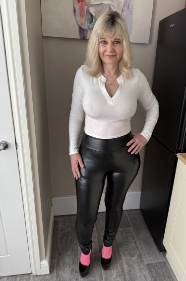 Inked Milf In Pink 1