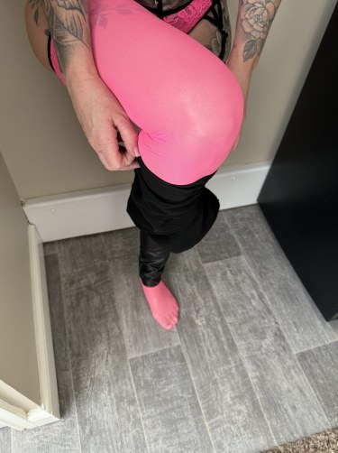 Inked Milf In Pink 10