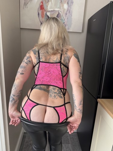 Inked Milf In Pink 8