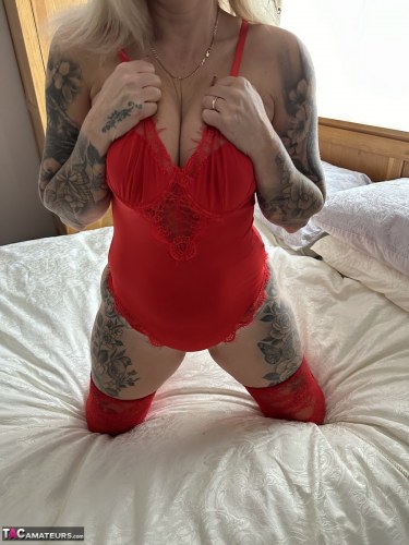 Inked Milf In Red Basque With Stockings And Glass Dildo 4