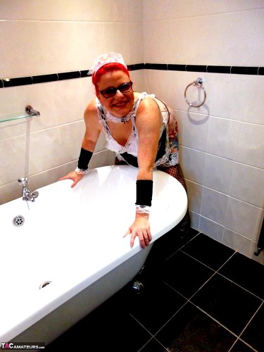 Naughty Maid In The Bath 5