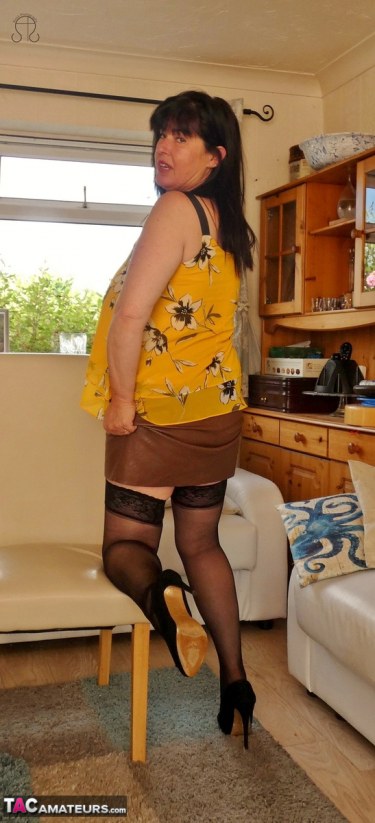 Upskirt No Knickers With Juicey Janey 3