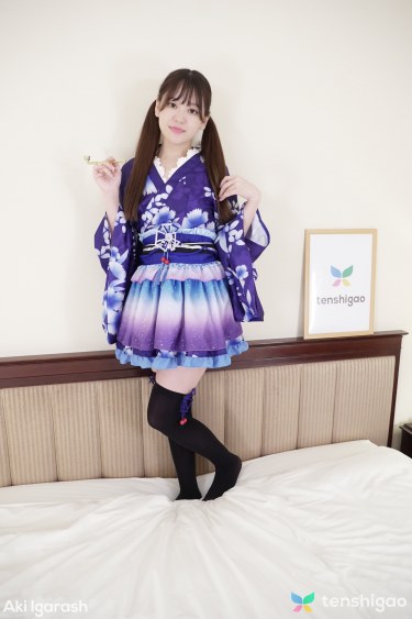 Aki Igarashi Poses On Bed 1