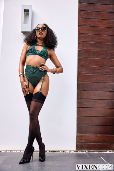 Curly Lingerie Babe Olivia Jay 12