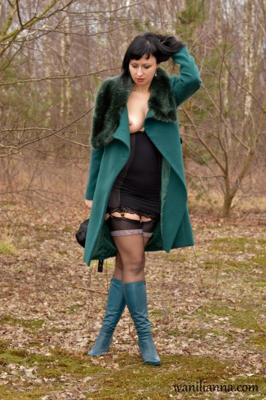 Wanilianna Flashes Outdoors 1