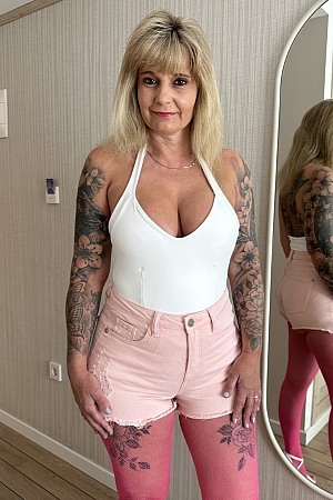 Inked Milf In Hot Pink Shorts And Stockings