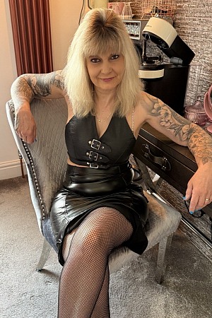 Inked Milf In Leather Skirt And Fishnet Stockings